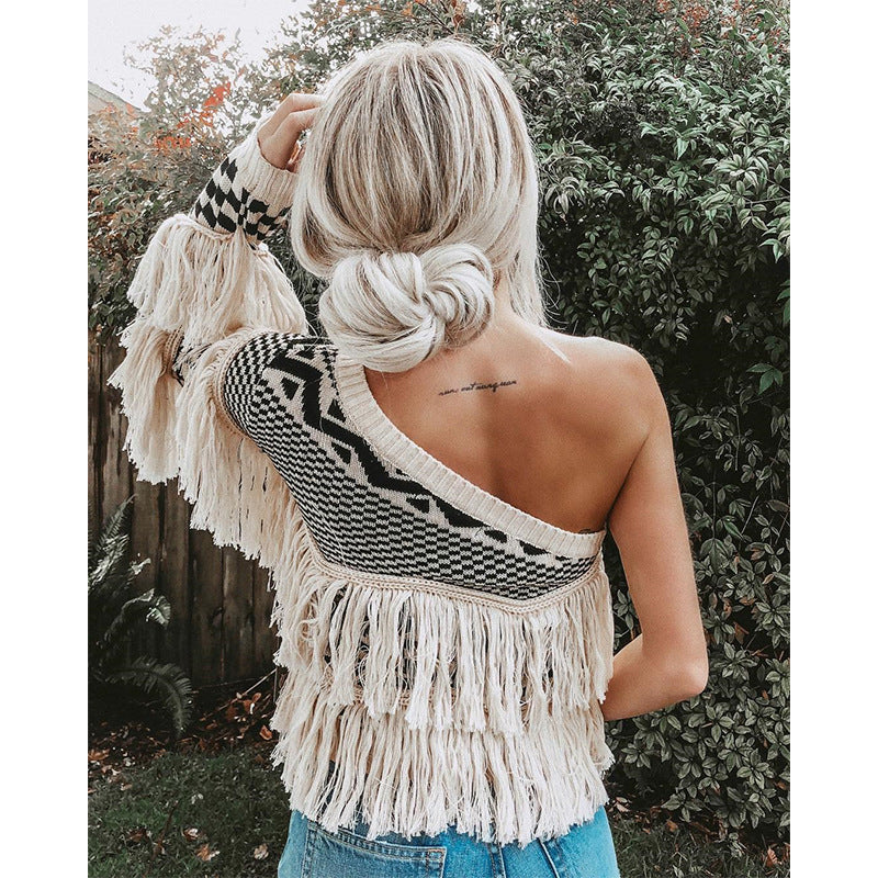 Oblique shoulder stitching fringed sweater