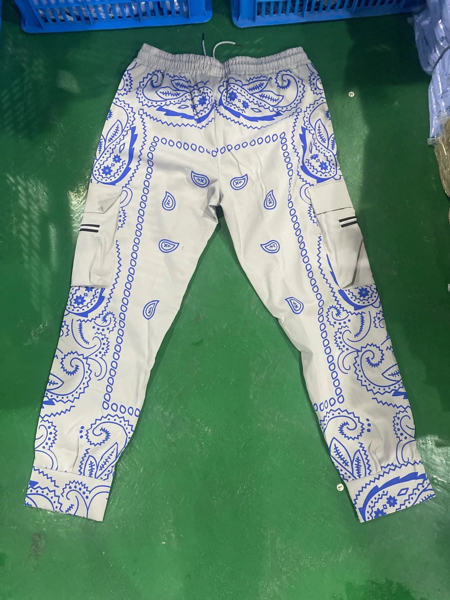 New Men's Cargo Pants Trend Printed Loose Hip Hop Fashion Street Wear Big Pocket Overalls Men Bright Color Four Seasons Trousers