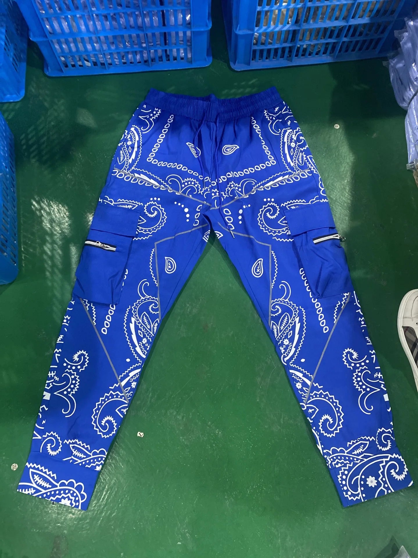 New Men's Cargo Pants Trend Printed Loose Hip Hop Fashion Street Wear Big Pocket Overalls Men Bright Color Four Seasons Trousers